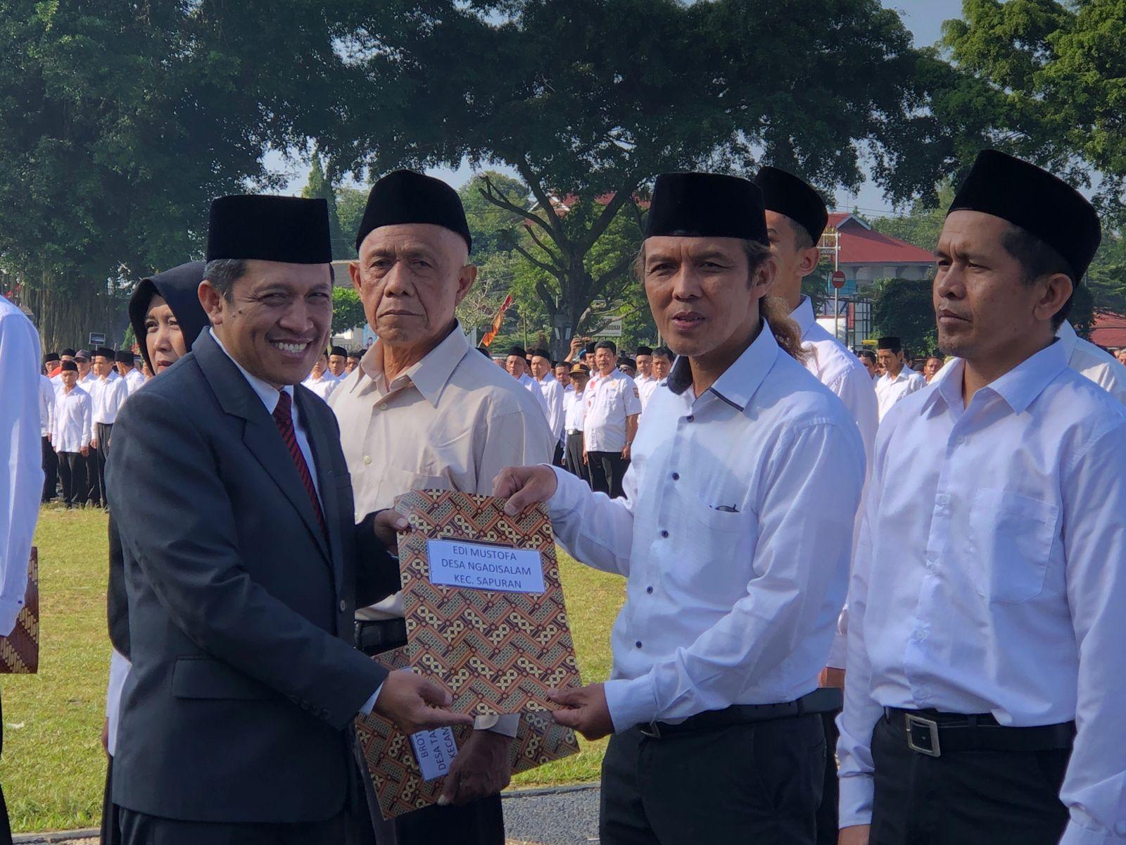 Salah satu anggota BPD Desa Ngadisalam Kecamatan Sapuran yang mendapat SK perpanjangan (Dok.Gena Mercusuar).
