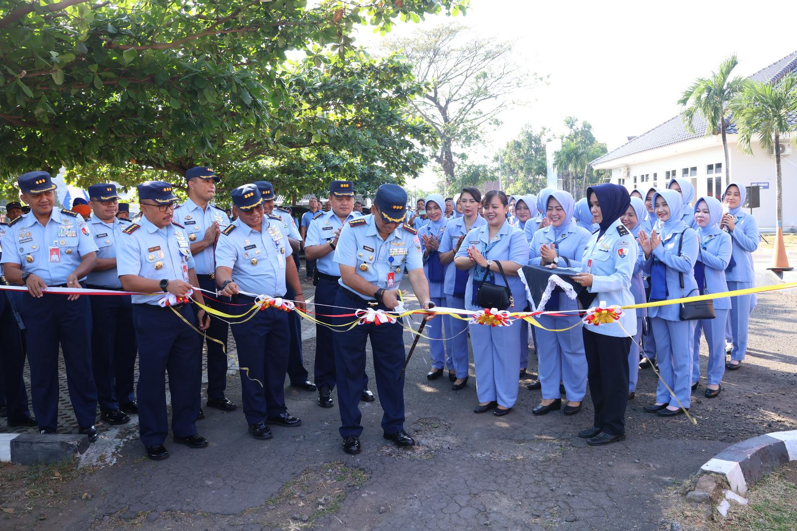 Peringati Ke-77 Hari Bakti TNI AU, Lanud Adi Soemarmo dan Depohar 50 Gelar Bazar dan Pengobatan Massal