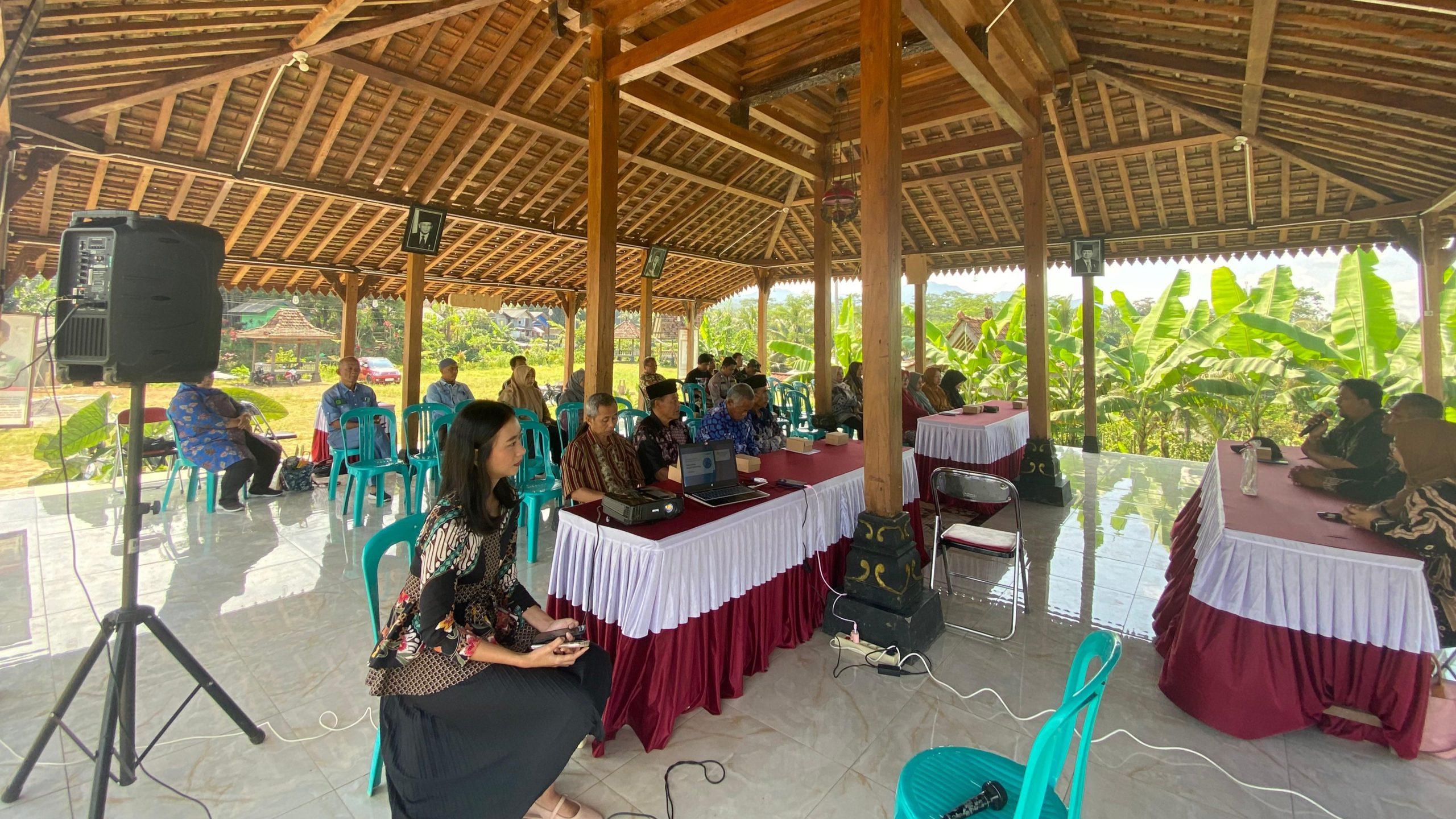 Pemdes Talunombo bekerja sama dengan Universitas Negeri Semarang (UNNES) mengadakan sosialisasi hukum fidusia dan perizinan bertempat di joglo Soekarno.