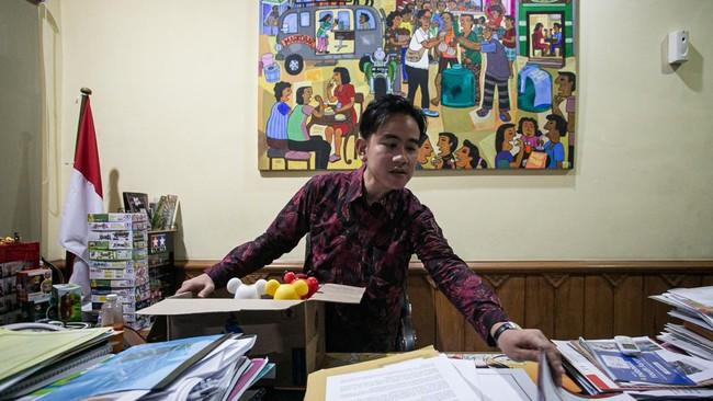 Wali Kota Solo Gibran Rakabuming Raka mengemasi barang miliknya di meja kerja Balai Kota Solo usai mengajukan surat pengunduran diri. (ANTARA FOTO/MOHAMMAD AYUDHA)