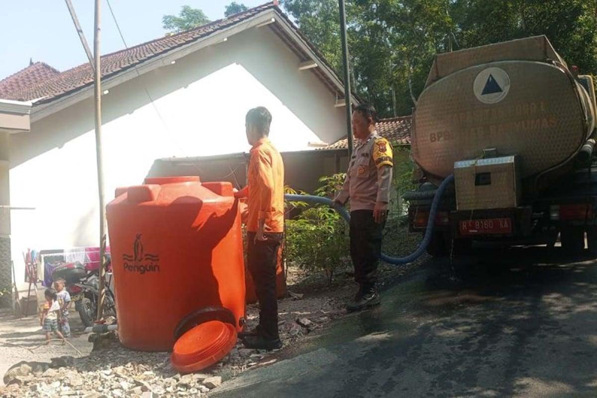 Petugas BPBD Kabupaten Banyumas menyalurkan bantuan air bersih di salah satu rumah warga Desa Gerduren RT 3 RW 8, Kecamatan Purwojati, Kabupaten Banyumas, Jawa Tengah, Senin (22/7/2024). ANTARA/HO-BPBD Banyumas