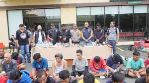 Polres Metro Jakarta Utara menggerebek lapak narkoba di Kampung Muara Bahari, Tanjung Priok, Jakarta Utara (Jakut), pagi ini. Polisi mengamankan puluhan orang yang dicurigai merupakan pemakai narkoba yaitu laki-laki dan ada juga perempuan yang diamankan sebagai tersangka, Sabtu (13/7/2024).