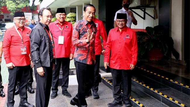 Pilkada serentak 2024 semakin mendekat, partai politik sibuk mempersiapkan calon yang akan diusung di berbagai daerah, termasuk Jawa Tengah. Wilayah ini diperkirakan akan menjadi arena pertarungan antara Presiden Joko Widodo (Jokowi) dan Ketua Umum PDI Perjuangan (PDIP) Megawati Soekarnoputri, yang sering disebut sebagai "jilid 2" dari rivalitas mereka.