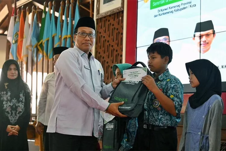 Kepala Kantor Kementerian Agama Kebumen Sukarno menyerahkan santunan kepada anak yatim di pendopo