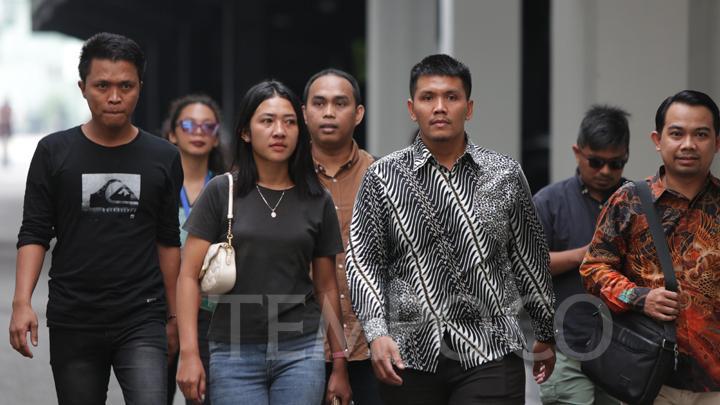 Eva Meliani Pasaribu, anak wartawan Tribrata TV Rico Sempurna Pasaribu tiba di Markas Puspom AD, Jakarta, Jumat, 12 Juli 2024. Eva didamping kuasa hukum, suaminya, LBH, dan Komite Keselamatan Jurnalis (KKJ) saat mendatangi Markas Puspom AD. TEMPO/Subekti