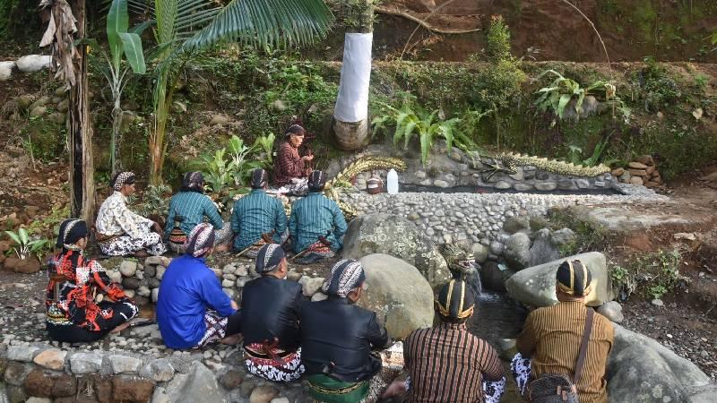 Di Desa Plobangan, Wonosobo, wisatawan menikmati situs bersejarah sejak abad ke-17, di Jawa Tengah, untuk ziarah spiritual, dengan acara tahunan, yang sudah menjadi tradisi lokal. (Bagus/Mercusuar)