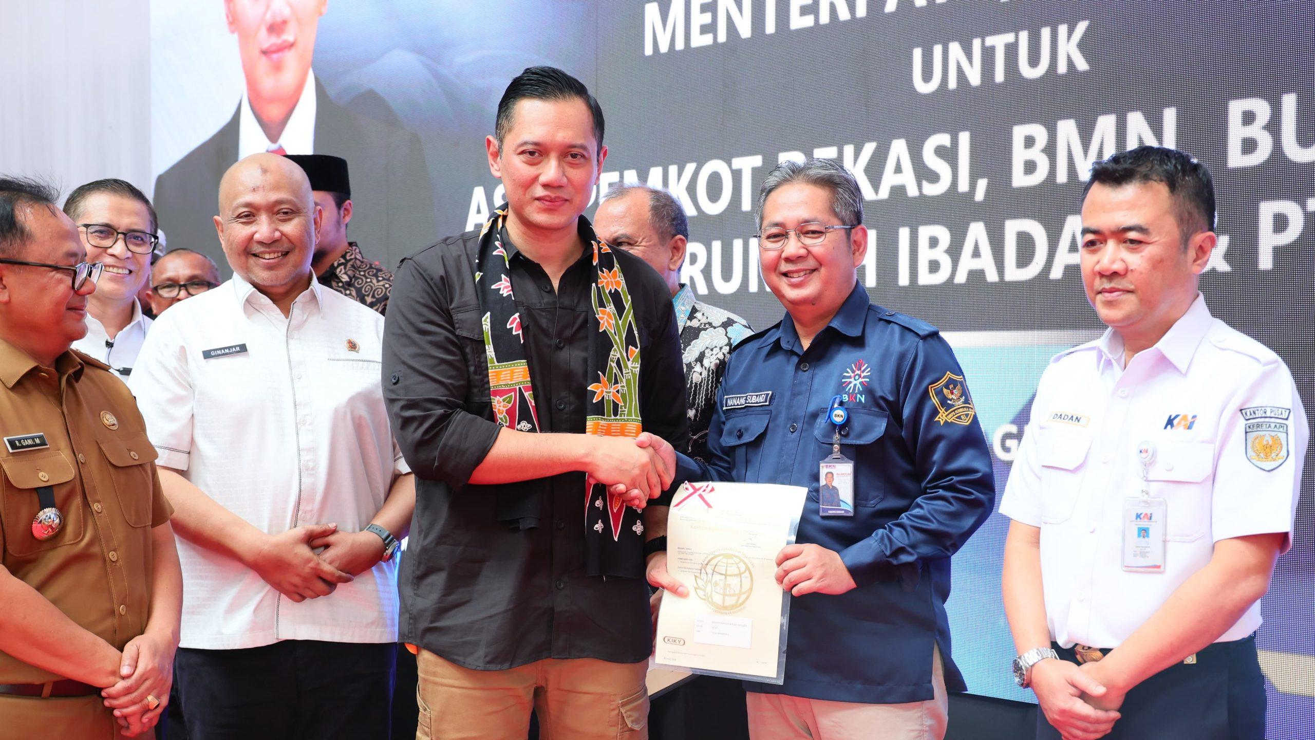 Agus Harimurti Yudhoyono (AHY) menyerahkan secara simbolis 12 Sertipikat Tanah Elektronik di Kantor Pertanahan (Kantah) Kota Bekasi, Provinsi Jawa Barat