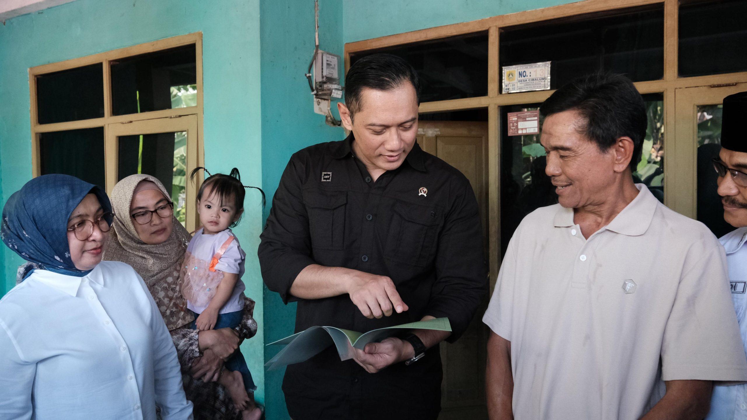 Agus Harimurti Yudhoyono (AHY) menyerahkan sertipikat tanah secara door to door di Desa Cibalung, Kecamatan Cijeruk, Kabupaten Bogor