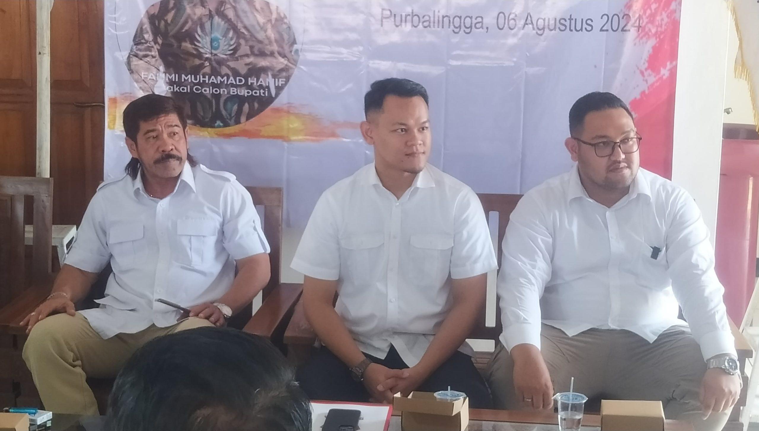 Fahmi Muhammad Hanif didampingi Ketua DPC Partai Gerindra, Adi Yuwono (kanan) dan Dimas Prasetyahani (kiri)
