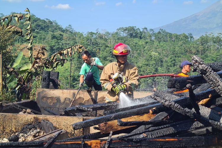 Kebakaran di Dusun Slukatan RT 005 RW 002, Desa Slukatan, Kecamatan Mojotengah, Kabupaten Wonosobo, menghanguskan satu rumah dan enam kambing pada Senin 12 Agustus 2024