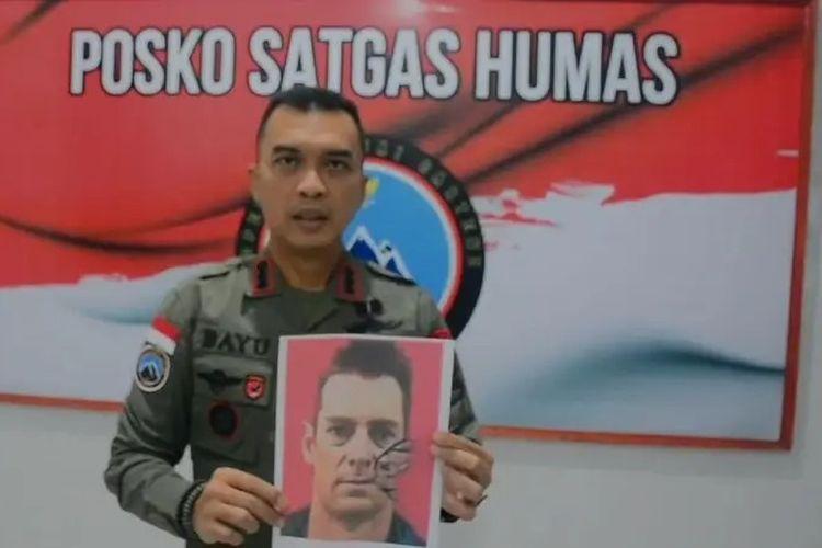 Kombes Pol. Bayu Suseno memperlihatkan foto pilot helikopter Glen Malcolm Conning