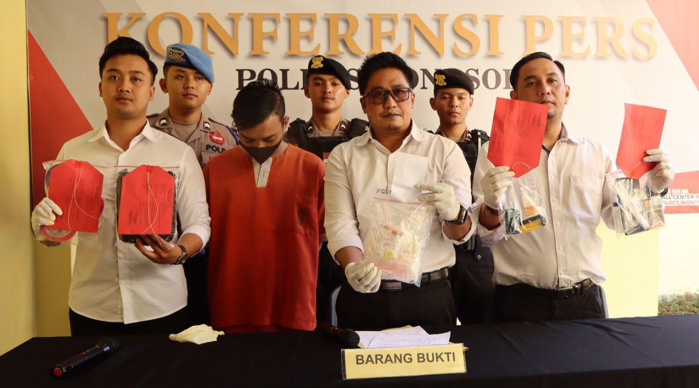 Pelaku penangkapan pengedar sekaligus pemakai narkoba dengan barang bukti 52 paket sabu. (Gena/Mercusuar)