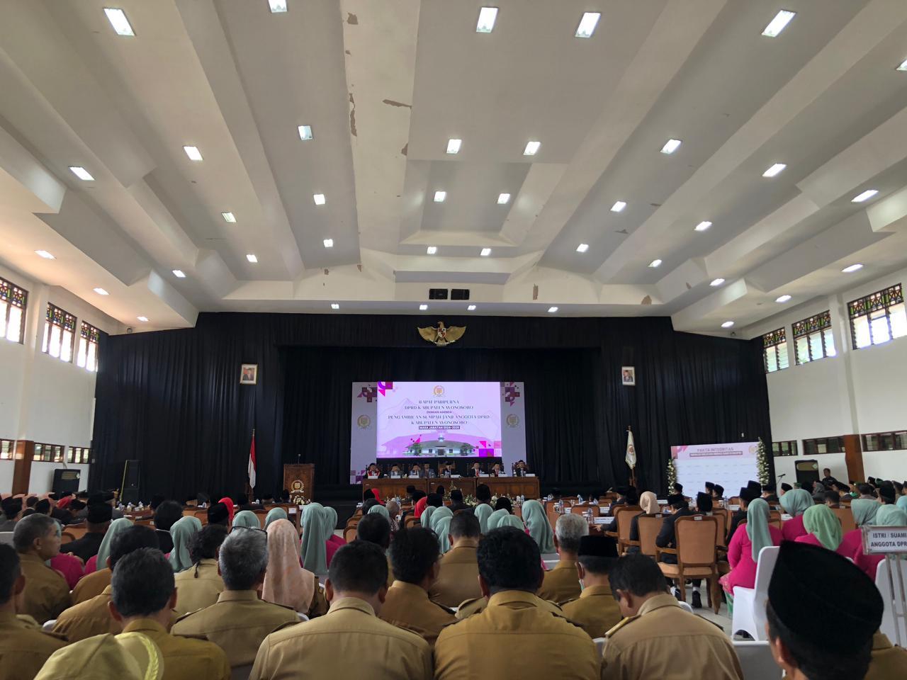 Pengambilan Sumpah 45 Anggota DPRD Wonosobo Periode 2024-2029 Berikut Daftar Anggotanya 1 Suasana pembacaan surat kuputusan oleh Sekwan (Gena/Mercusuar)