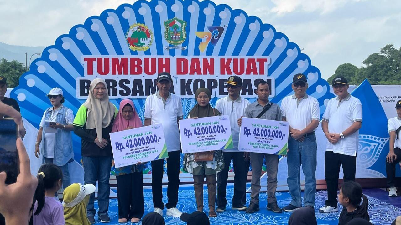 Tiga Peserta BPJAMSOSTEK di Banjarnegara Menerima Santunan Jaminan Kematian pada Puncak Hari Koperasi Nasional ke77