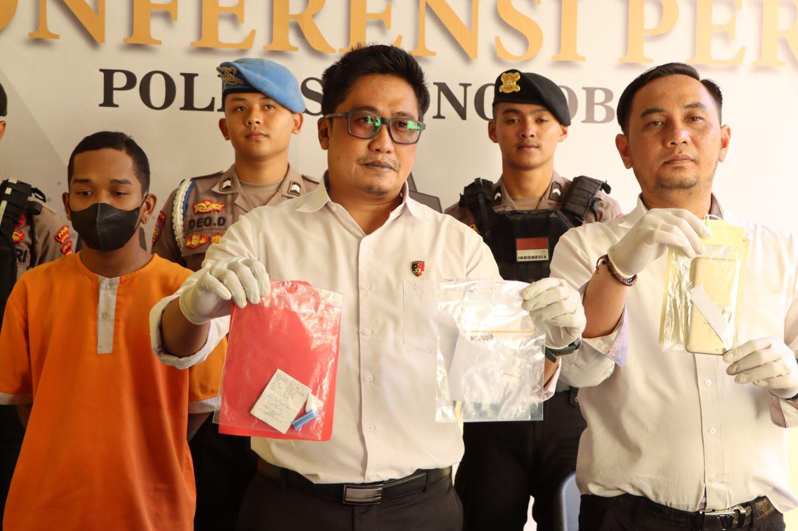Penangkapan pengguna narkoba pemuda Desa Sukerejo R (24), dengan beberapa barang bukti yang berhasil di amankan (Dok. Gena/Mercusuar)