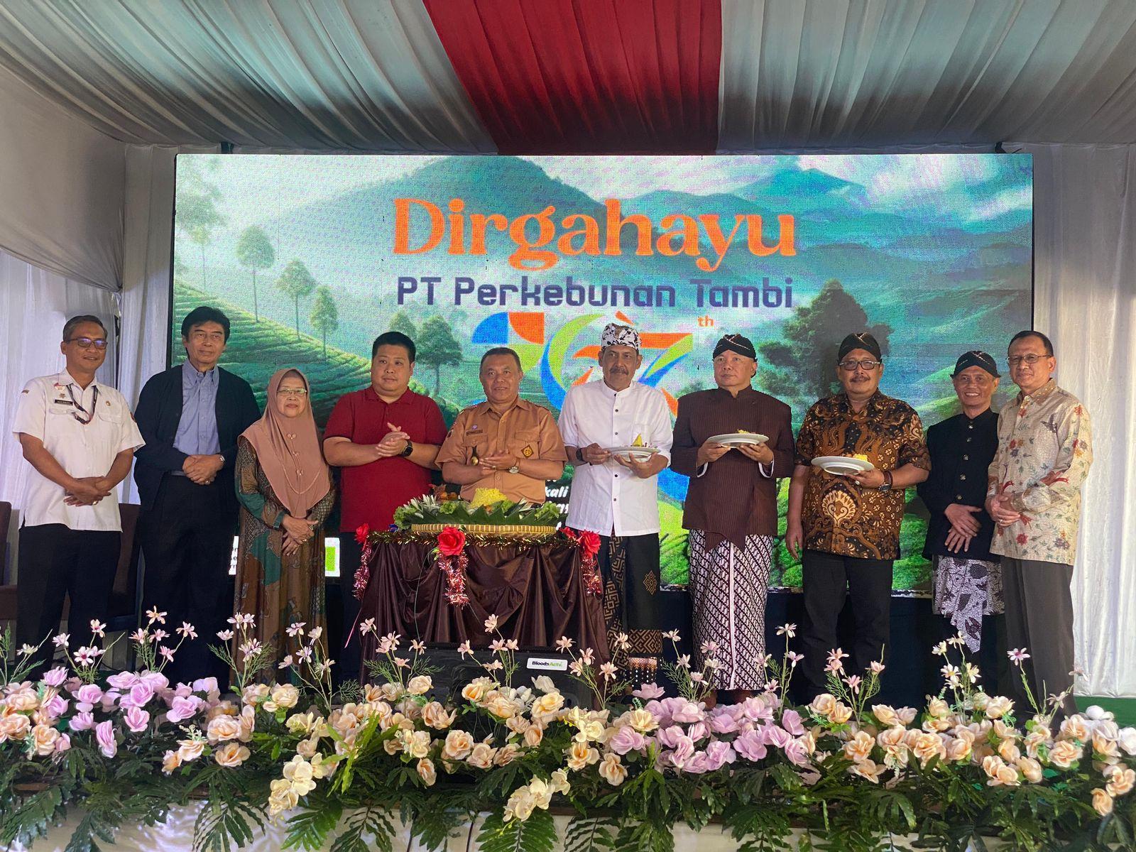 Pemotongan tumpeng oleh Wakil Bupati Albar sebagai simbolis Hari Ulang Tahun PT.Tambi ke-67 (Dok.Gena/Mercusuar)