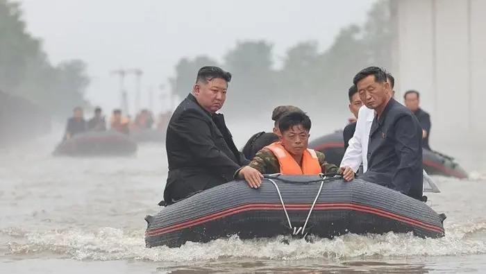 kim jong un naik perahu