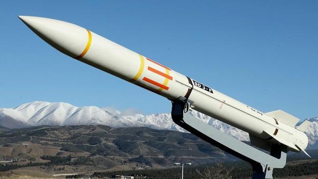 roket iran yang dipamerkan di teheran 169
