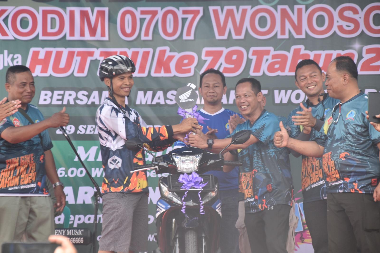 Salah satu peserta yang memperoleh hadiah utama sepeda motor (Dok.Gena/Mercusuar)