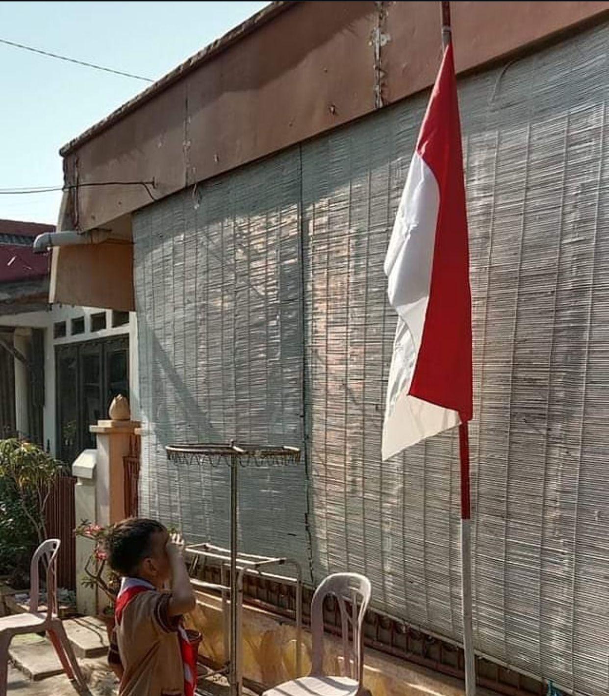 Pengibaran Bendera Setengah Tiang 30 September: Peringatan G30S, Ini Aturan Resminya 1 Ilustrasi gambar seorang anak kecil yang hormat di depan bendera setengah tiang, memperingati hari G30 SPKI pada tanggal 30 September 2024 (Dok.Google)