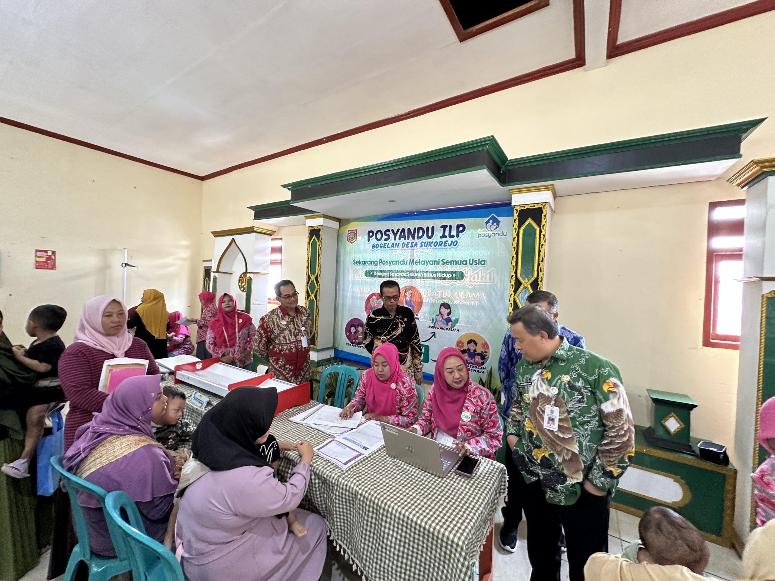 Plt Bupati Muhamad Albar beserta kader PKK dan Posyandu dalam program pelayanan primer kesehatan (Dok.Gena/Mercusuar)