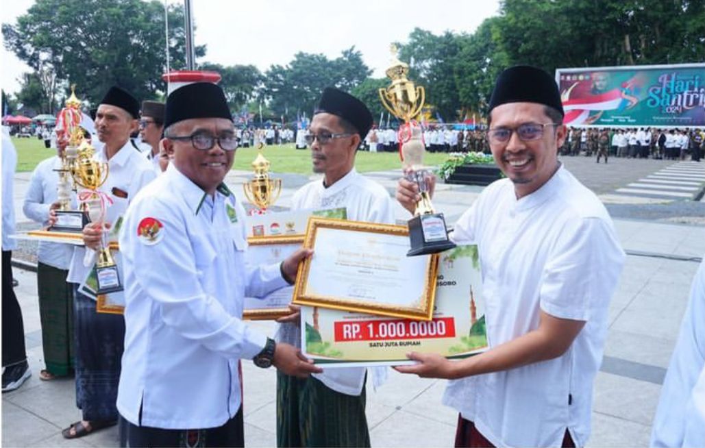 Kepala Kementrian Agama (Panut) ikut menyerahkan hadiah lomba K3 Masjid terbaik (Dok.Gena/Mercusuar)
