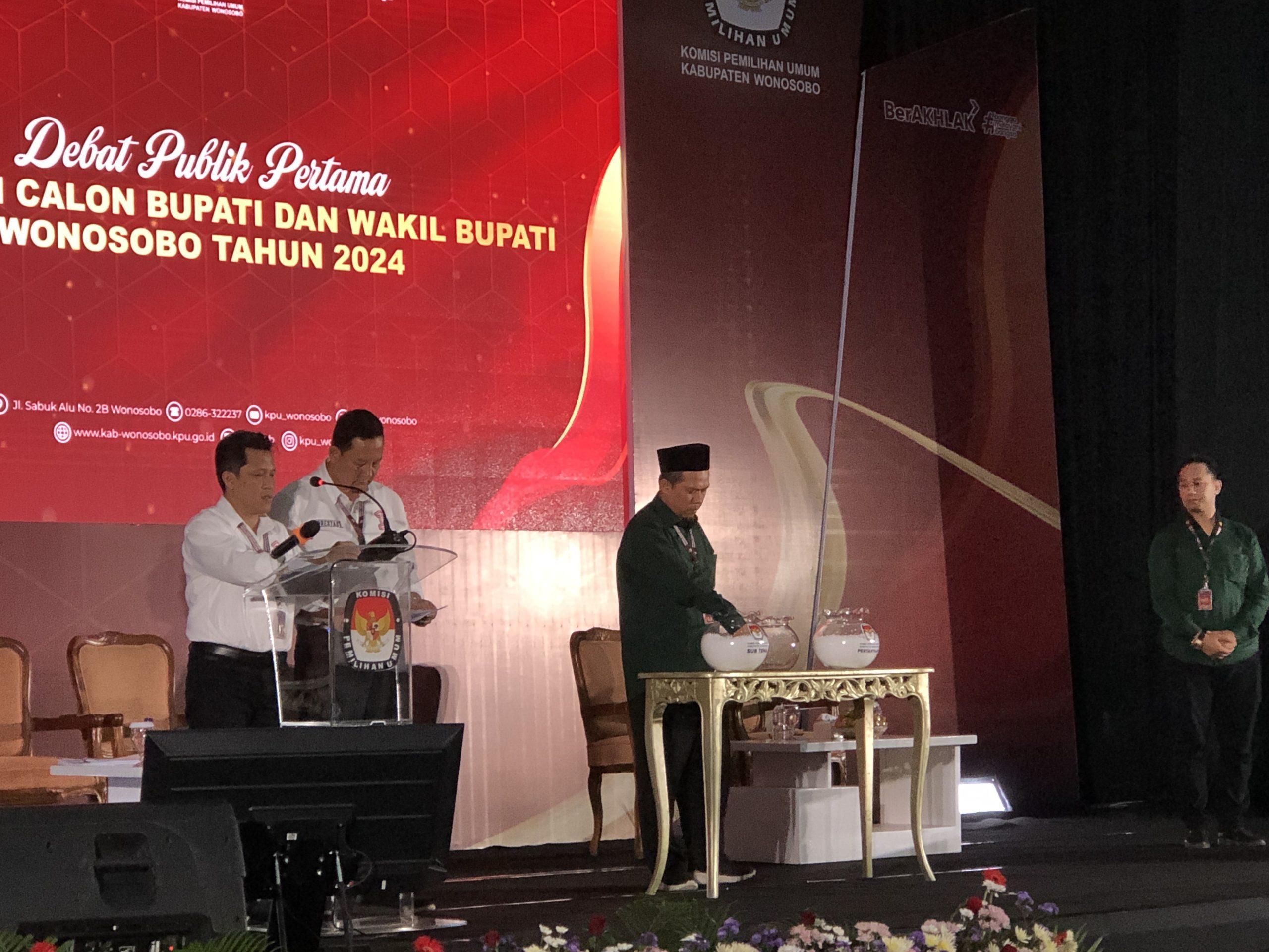 Salah satu paslon mengambil nomor undian dari sub tema yang telah disediakan dalam debat publik cabup dan cawabup Wonosobo 2024 (Dok.Gena/Mercusuar)