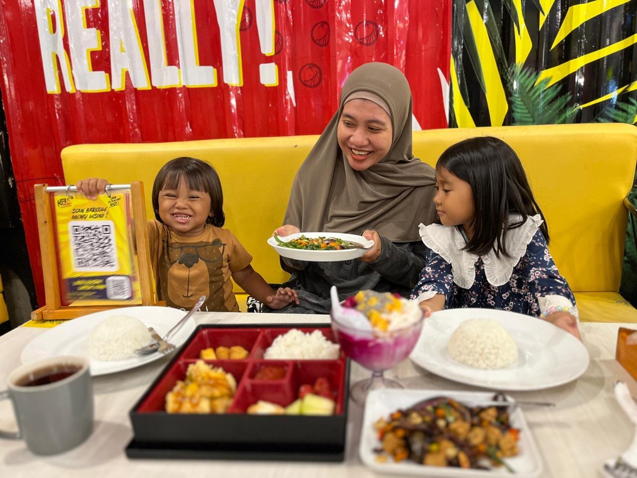 Salah satu pengunjung yang menikmati kangkung bakar Purwokerto