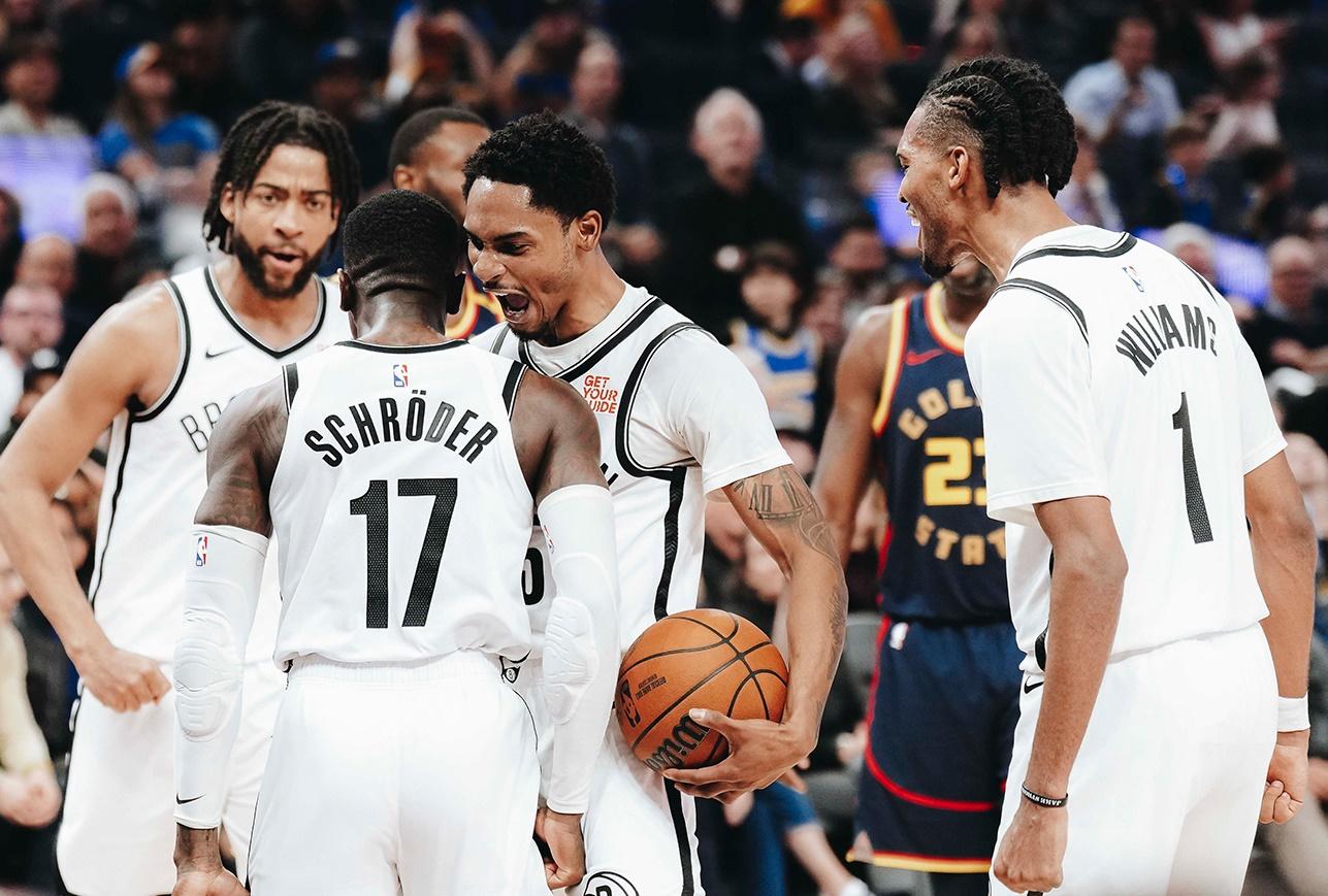 Para pemain Brooklyn Nets berselebrasi usai menang atas Golden State Warriors dalam laga lanjutan liga basket Amerika atau NBA.(Twitter/@BrooklynNets)