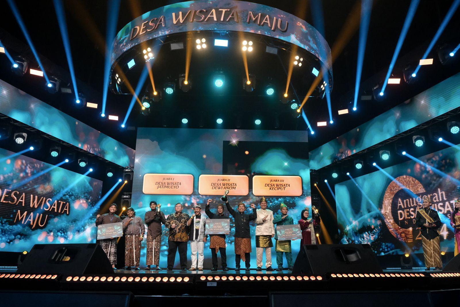 Para pemenang saat menerima trofi dalam Puncak Anugerah Desa Wisata Indonesia (ADWI) (Dok.Kemenpar RI)