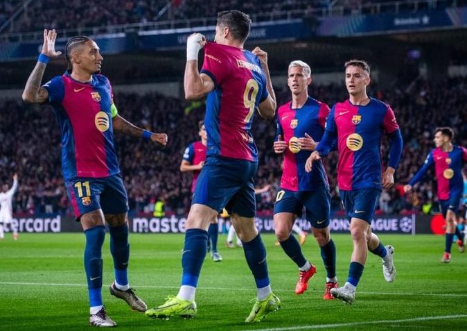 Para pemain Barcelona berselebrasi usai Robet Lewandowski mencetak gol ke gawang Brest di ajang Liga Champions. (Twitter/@FCBarcelona)