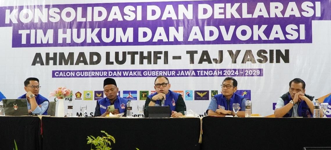 Wakil Ketua DPW PKB Jawa Tengah Bidang Hukum dan HAM, Denny Septiviant (tengah) saat memberikan arahan strategis dalam konsolidasi pemenangan pasangan calon gubernur dan wakil gubernur Ahmad Luthfi-Taj Yasin (Luthfi-Yasin).