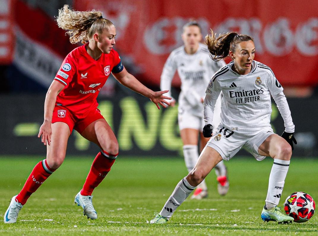 Pemain Real Madrid Femenino Caroline Weir (kanan) mendapat pengawalan ketat dari pemain Twente dalam laga Liga Champions Wanita.(Twitter/@realmadridfem)