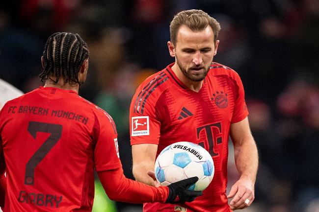 Penyerang Bayern Munchen Harry Kane (kanan) saat menerima bola usai membuat tiga gol dalam ajang Bundesliga Jerman. (Twitter/@FCBayernEN)