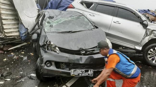 kecelakaan beruntun di tol cipularang 15 169