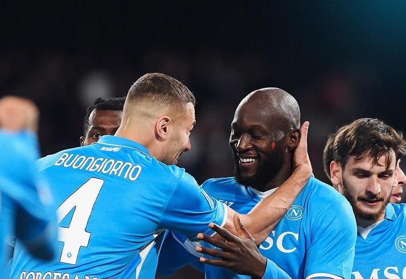 Pemain Napoli Romelu Lukaku (tengah) berselebrasi dengan rekannya usai mencetak gol ke gawang AS Roma. (Twitter/@sscnapoli)