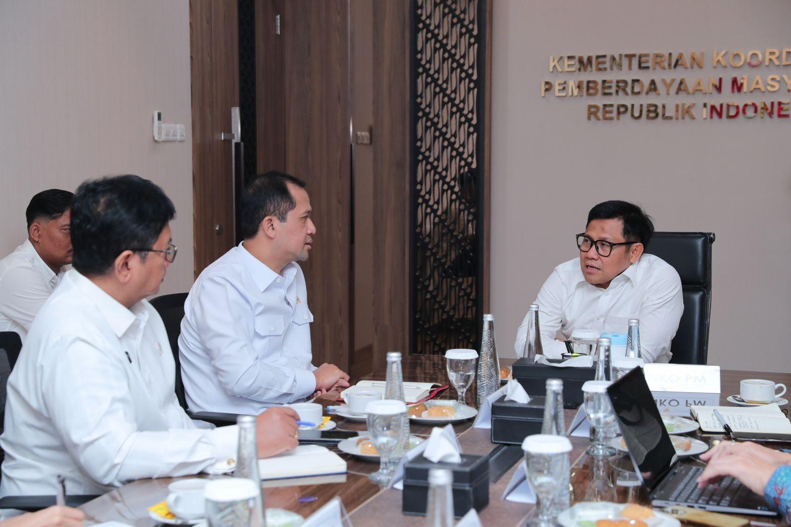 Menteri Transmigrasi Iftitah Sulaiman (tengah) saat bertemu dengan Menteri Koordinator Bidang Pemberdayaan Masyarakat (Menko PM) Abdul Muhaimin Iskandar.(Dok.Kemendesa)