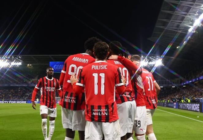 Para pemain AC Milan berselebrasi usai mencetak gol ke gawang Slovan Bratislava dalam laga lanjutan Liga Champions. (Twitter/@acmilan)