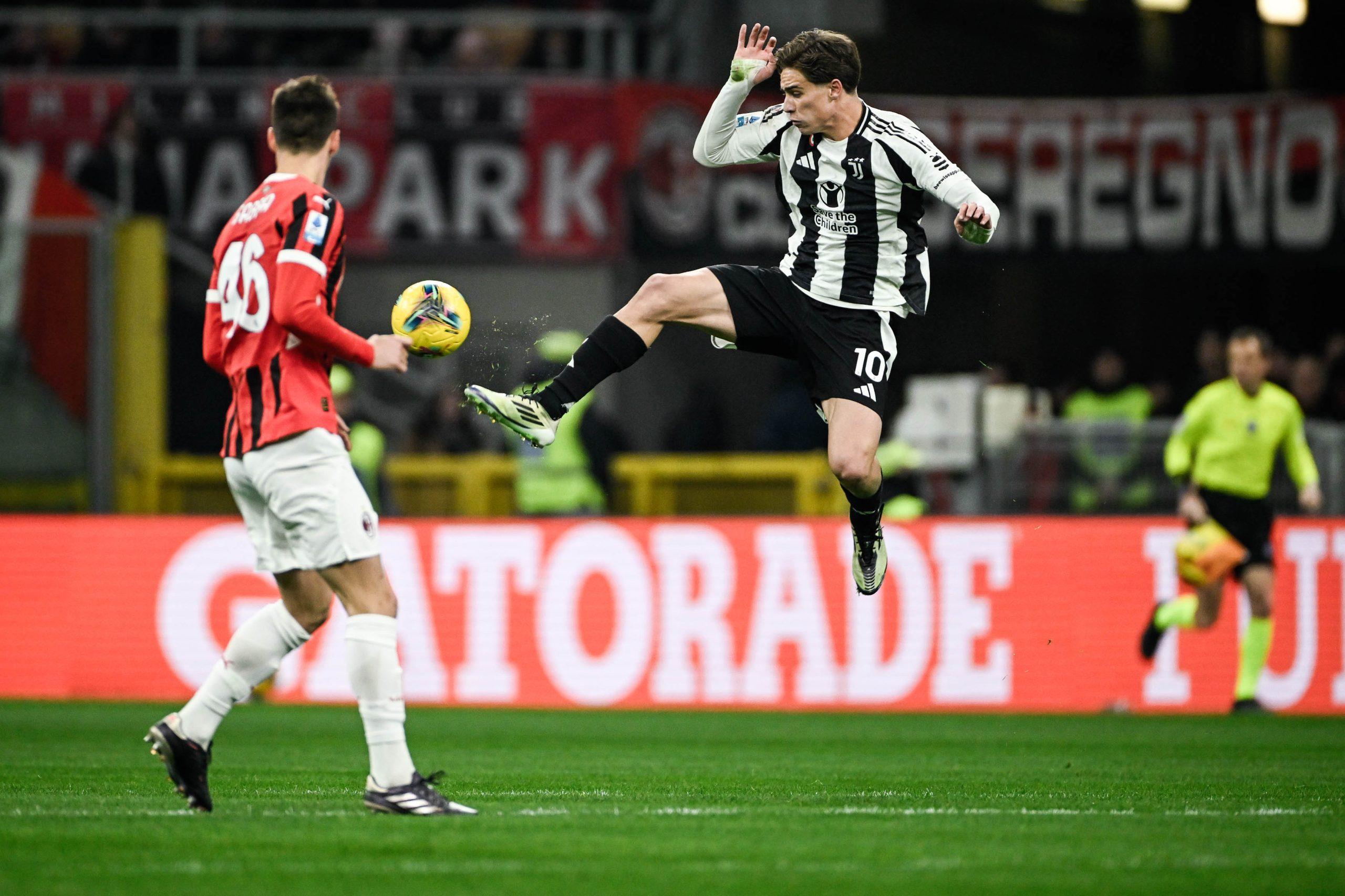 Pemain Juventus dan AC Milan berebut bola dalam laga lanjutan Serie A Italia. (Twitter/@juventusfcen)