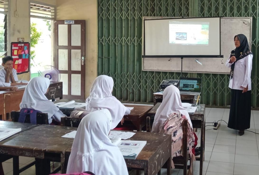 FOTO: Seorang guru di sebuah SD di Jepara tengah memberikan penjelasan kepada siswa dalam proses kegiatan belajar mengajar. (Mercusuar/Muh Slamet)