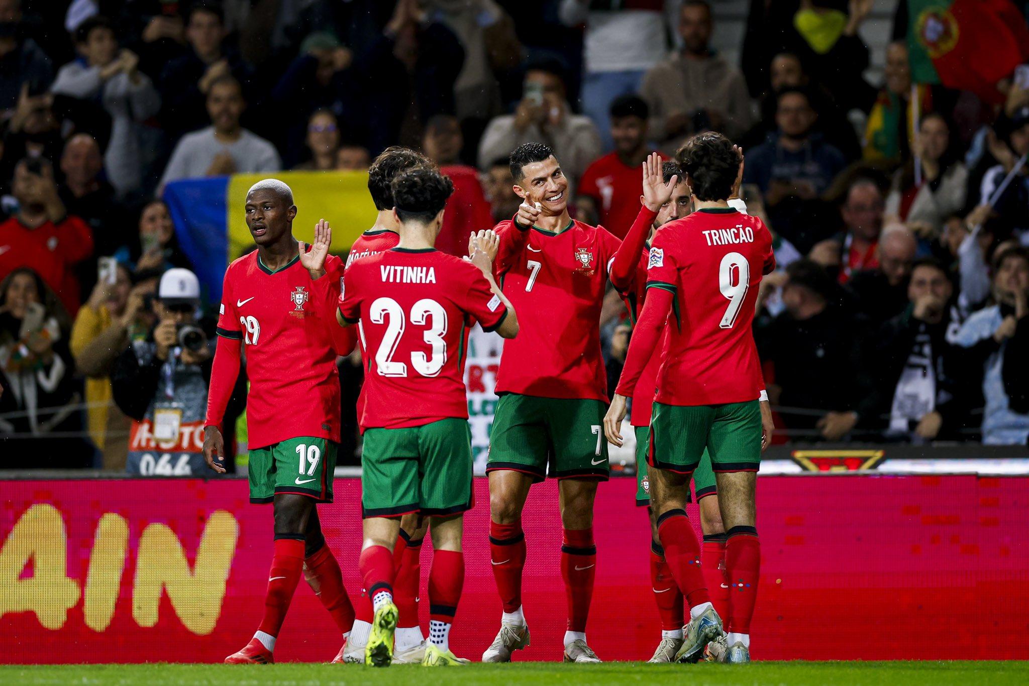 Cristiano Ronaldo berselebrasi dengan rekan-rekannya usai mencetak gol ke gawang Polandia. (Twitter/@Cristiano)  