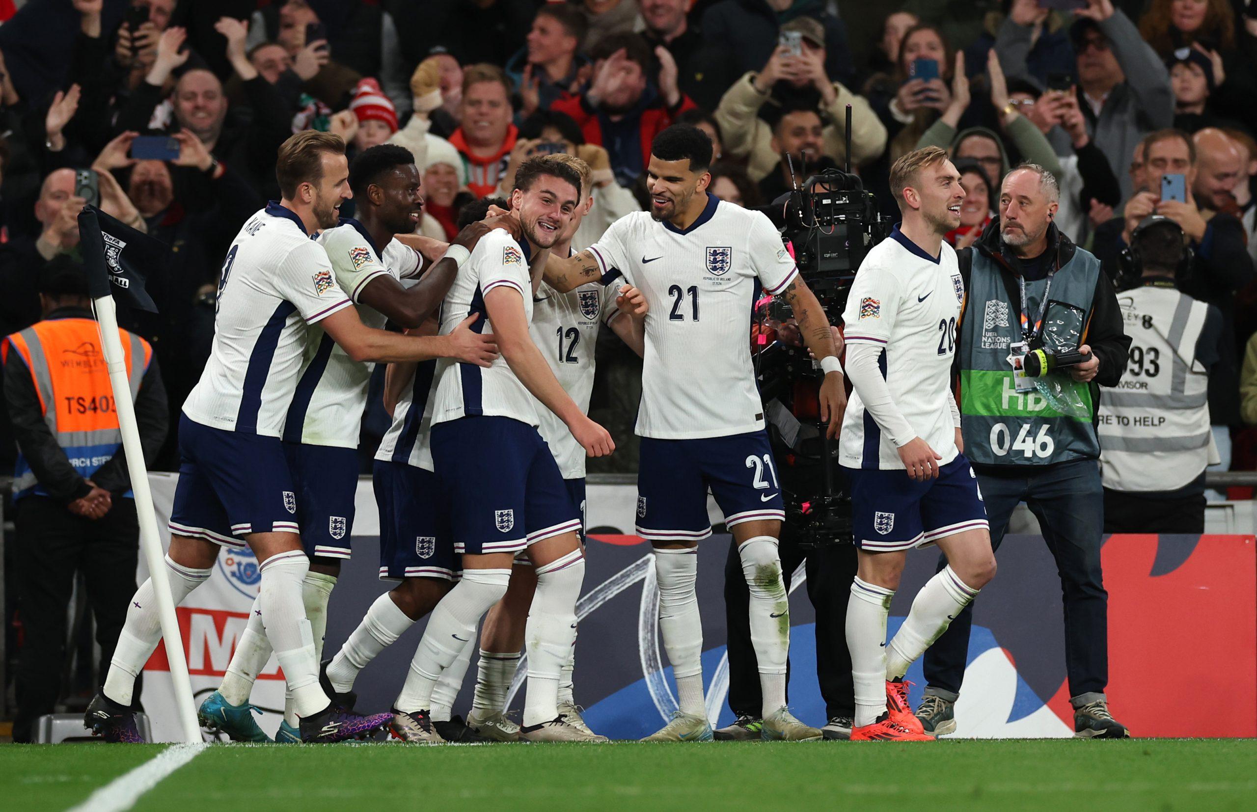 Para pemain Inggris berselebrasi usai mencetak gol ke gawang Irlandia dalam laga EUFA Nations League. (Twitter/@England)