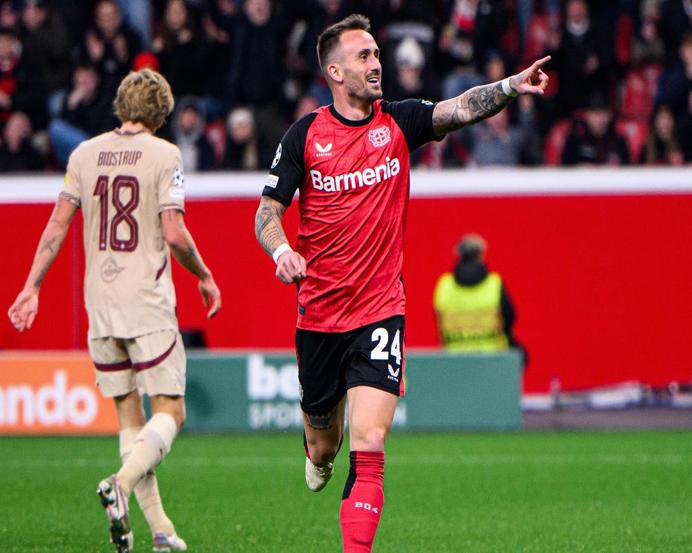 Pemain Leverkusen Aleix Garcia Serrano berselebrasi usai mencetak gol ke gawang RB Salzburg dalam pertandingan lanjutan Liga Champions. (Twitter/@bayer04_en)