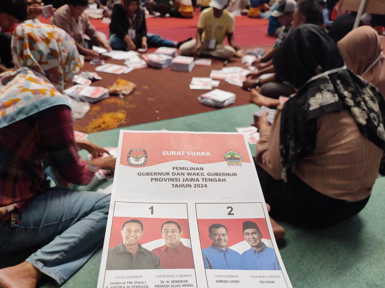 Sejumlah warga Temanggung tengah menyortir surat suara Pilgub 2024. (Dok.Pemkab Temanggung)
