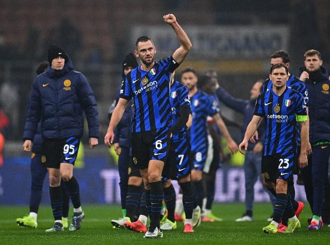 Para pemain Inter Milan menyapa para pendukung usai menang atas RB Leipzig dalam laga lanjutan Liga Champions. (Twitter/@Inter)