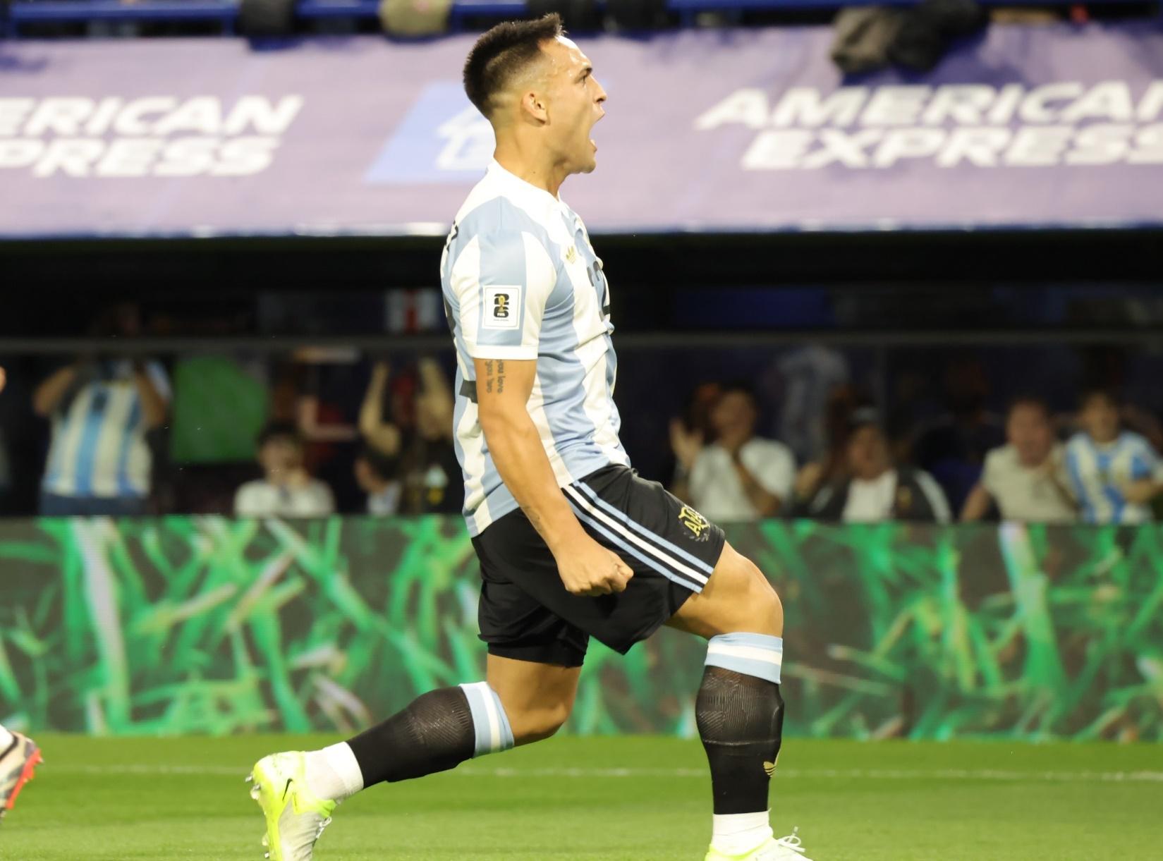 Pemain Argentina Lautaro Martinez berselebrasi usai mencetak gol ke gawang Peru. (Twitter/@Argentina)