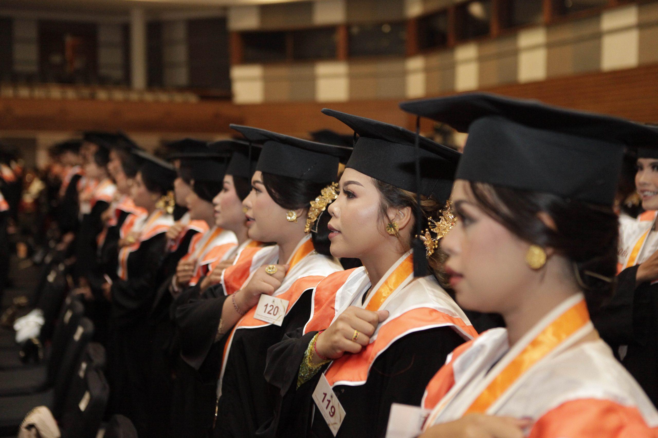 Mahasiswa Universitas Ngurah Rai saat menjalani prosesi wisuda. (Dok.Universitas Ngurah Rai)