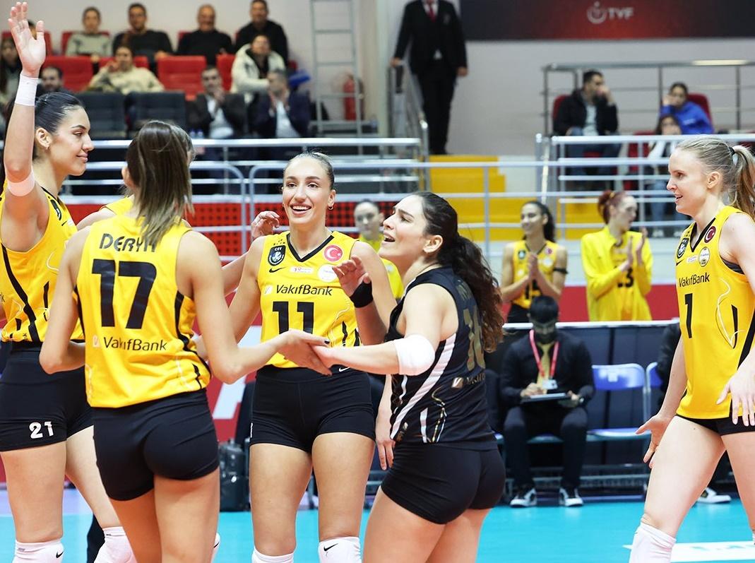 Para pemain VakifBank berselebrasi usai mendulang poin dalam laga melawan Nilufer Bdl dalam liga voli wanita Turki. (Twitter/@VakifBankSK)