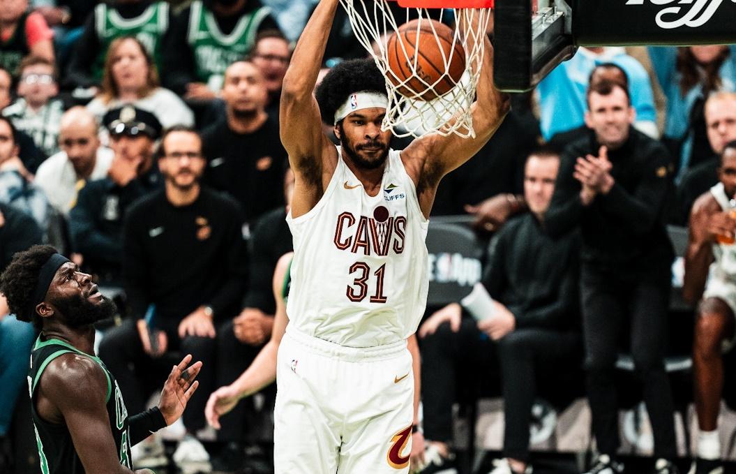 Pemain Cleveland Cavaliers Jarrett Allen saat mencetak angka dalam laga melawan Boston Celtics dalam laga basket NBA. (Twitter/@cavs)