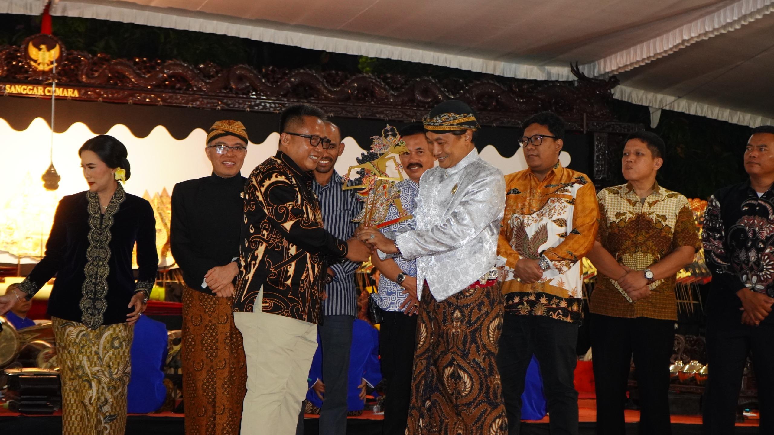 Penjabat (Pj) Wali Kota Salatiga Yasip Khasani saat menyerahkan wayang kepada datang Ki Mulyono Puryo. (Dok.Pemkot Salatiga)